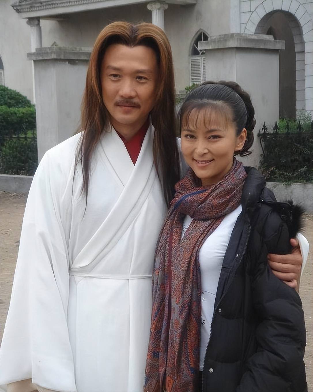 著名演员何音:与黄志忠离婚后,染霜的玫瑰带泪开_琼瑶_观众_表演