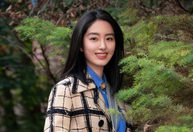 8位梨涡女神无人争锋,一颦一笑都甜到了心坎里,网友:是心动啊_许晴