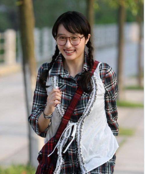 18岁因扮丑走红,被张艺谋看中,因一张照片被赶出剧组,沦为路人_李欣汝