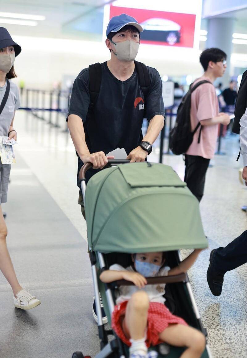 王阳一家现身上海机场,小宝贝随了父母的高颜值,简直萌化了啊!