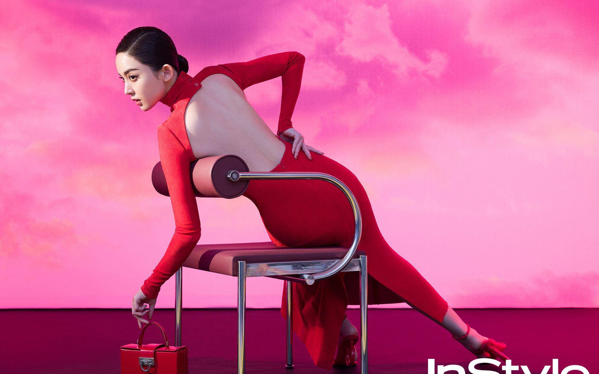 47岁刘敏涛涨《f时尚画报》,红裙美背曝光,网友表示:太美了!