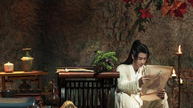 《有翡》新剧照出炉,赵丽颖王一博上演红白配,同桌读