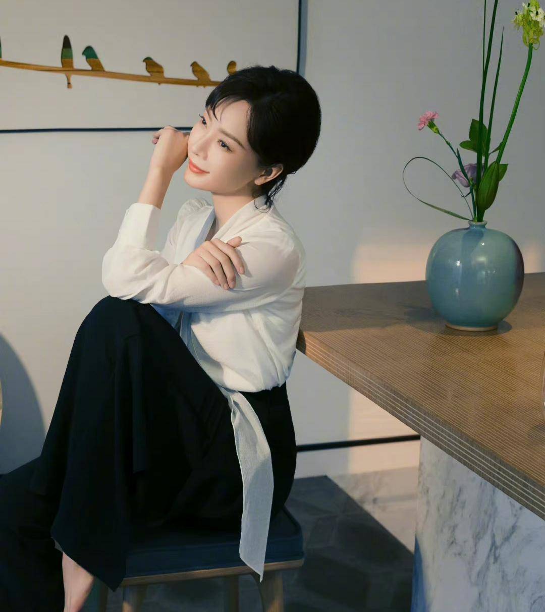 46岁陈数有几套衬衫套装,时尚有型_休闲_风格_款式