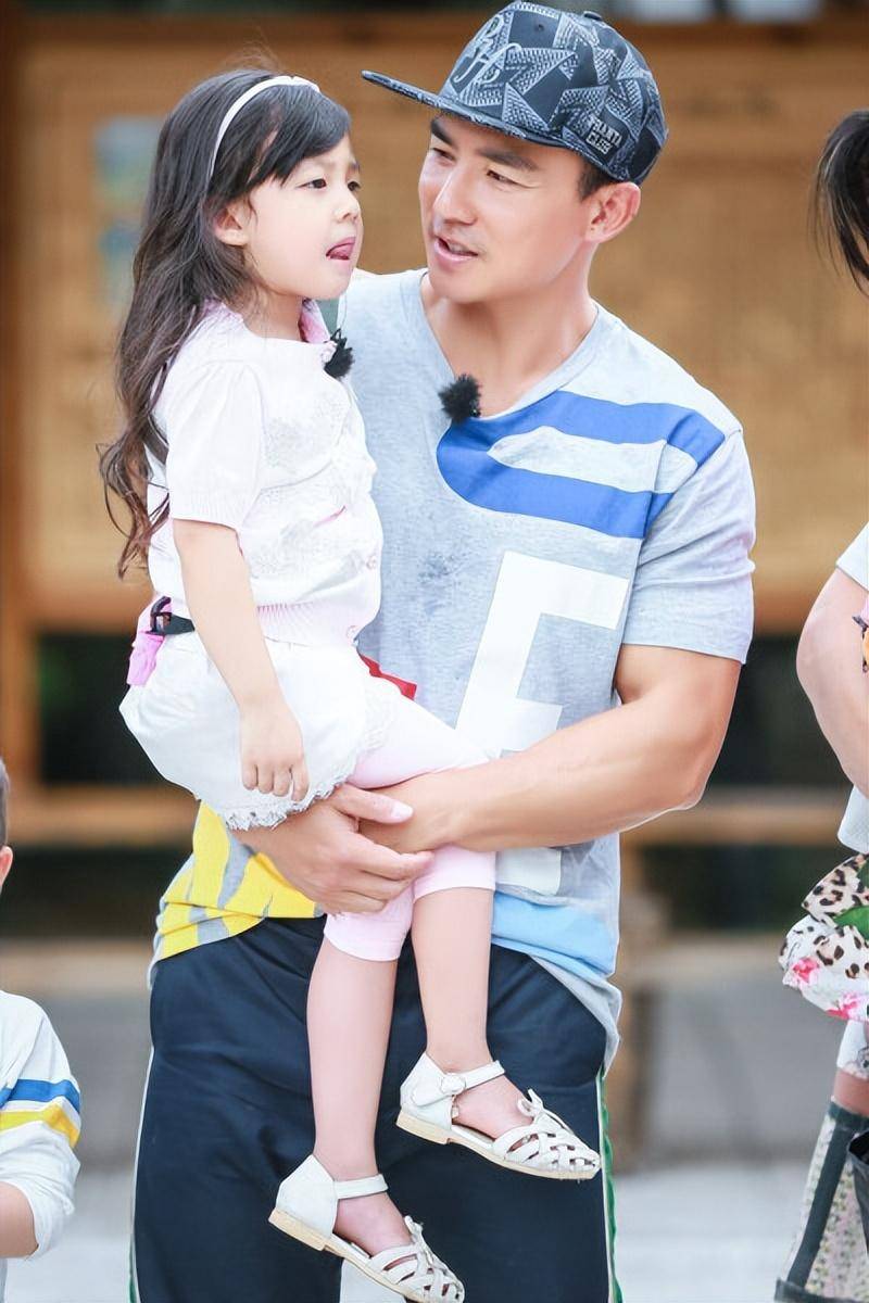 "人见人爱"小泡芙:陈小春为她着迷,为何从小穿旧衣服长大?