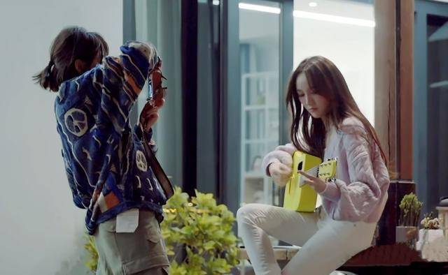 团综开播,她们的关系亲疏可见,扯头花的场面想想就算了_万茜_郁可唯