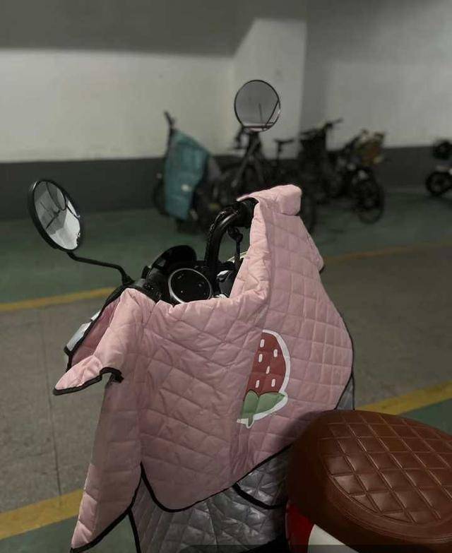 地铁站旁,电瓶车,自行车停放比较多.