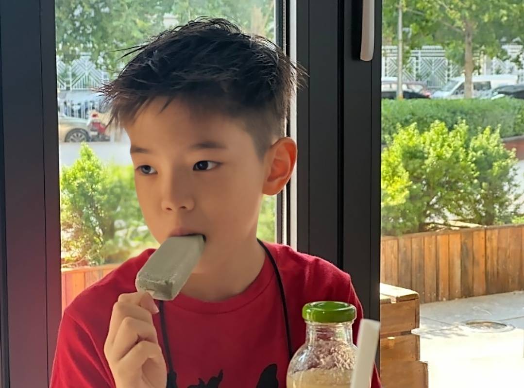 杜江儿子嗯哼晒新发型,帅气有型,长相越来越像杜江了_爸爸_演技_未来