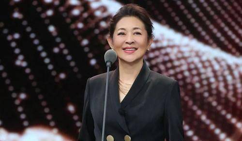 60岁倪萍走机场也高调,彩色斗篷配牛仔裤太减龄,手拿万元包包_气质