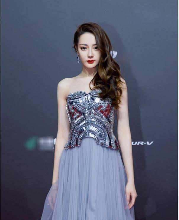 168的迪丽热巴撞上173的关晓彤,两人同框,不是腿长就能赢_鹿晗_活动