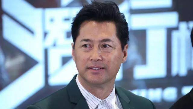 54岁御用飞虎王敏德花2年时间考取执照,毅力惊人因自小备受白眼_直升