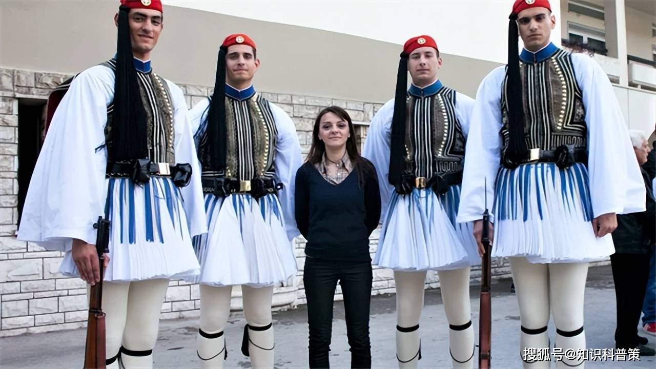 实际上,希腊总统卫队如此奇特的着装有着漫长而有趣的历史,今天我们将