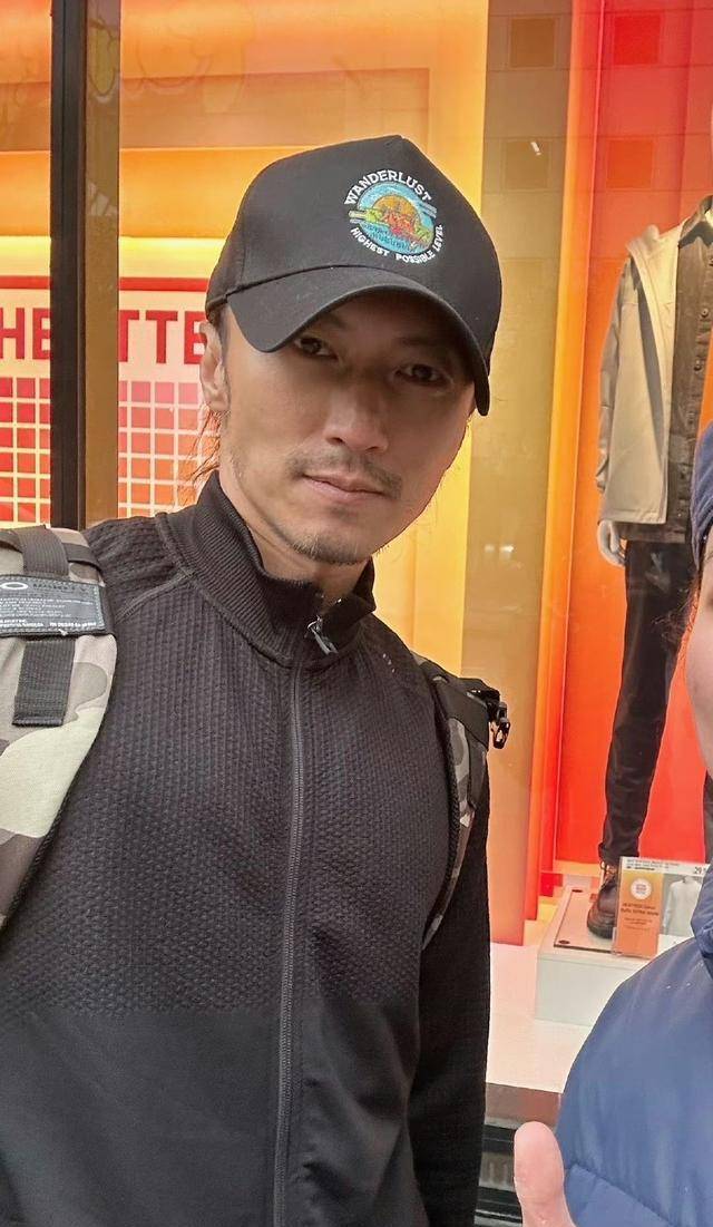 谢霆锋带大儿子lucas澳洲度假,父子俩久违同框,依旧帅气十足_王菲_张