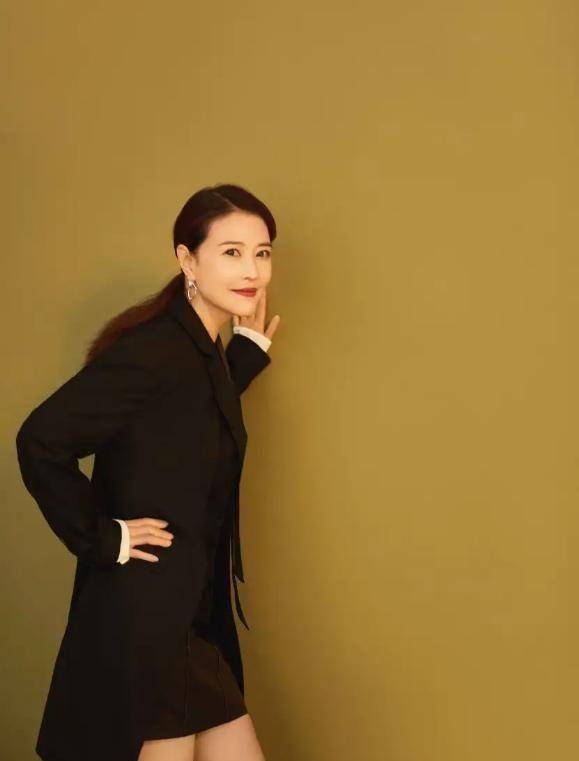 54岁周海媚穿公主裙低调逛花园,抱着狗狗爱心泛滥,少女感满满_整体