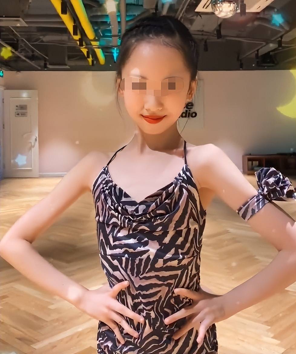 官媒深扒女童服装故意性感暴露,内幕曝光:大多数是为
