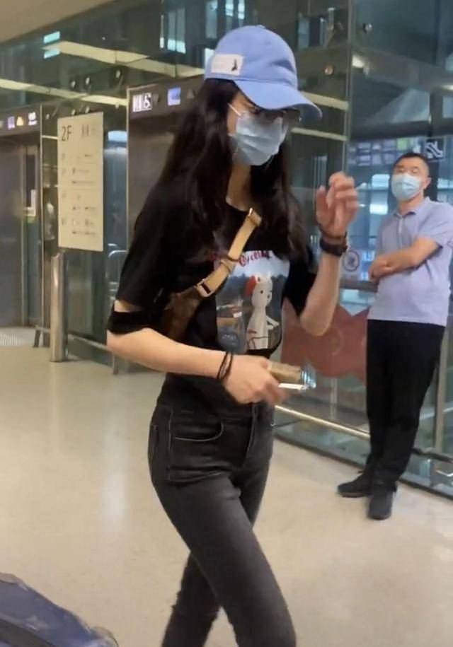 38岁韩雪近况曝光,手上金色腕表价值千万,私下还爱收集奢侈珠宝_身材