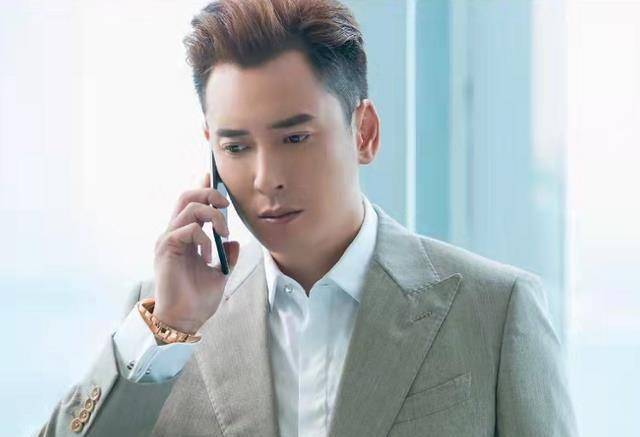 40岁韩栋深夜现身街边,被异性挽手倚靠,本人结婚有孩子_照片_老婆