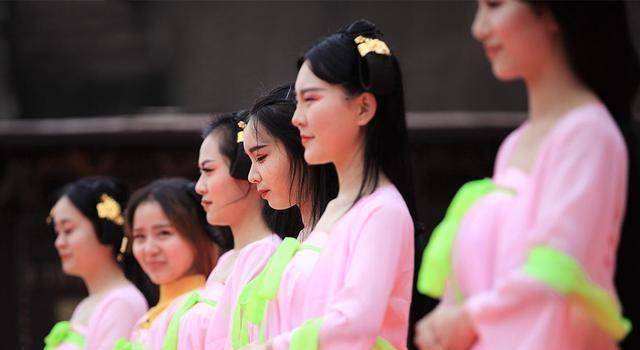 20万横店群演窘境:美女遍地是浮云,懒汉丛生显悲催,遇戏先疯抢_生活