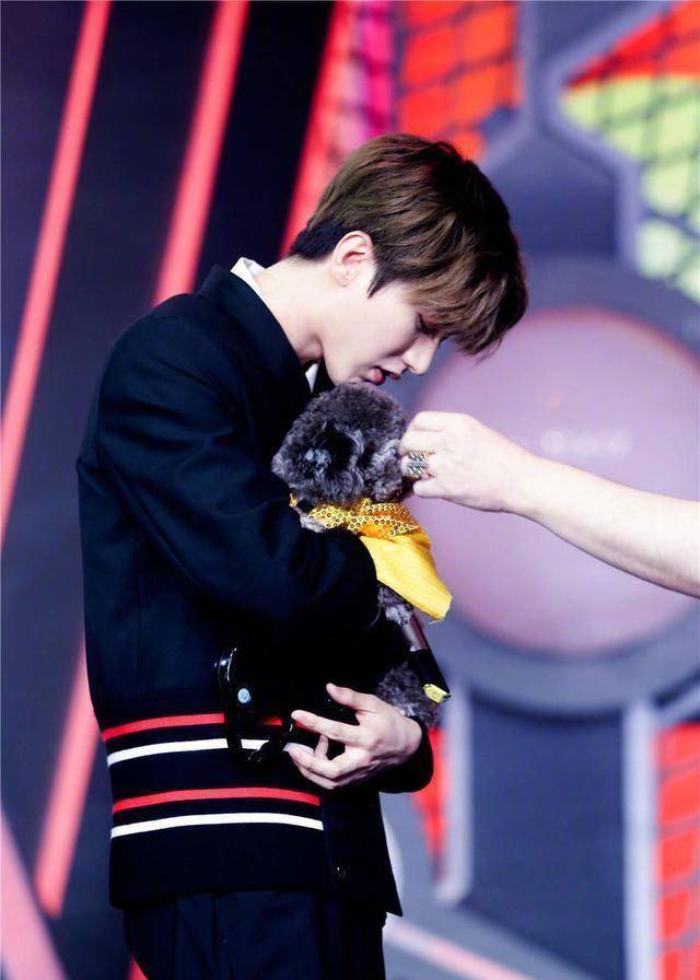 29岁任嘉伦撞衫46岁徐峥20岁蔡徐坤,一对比差的不是年龄而是气质_黑色