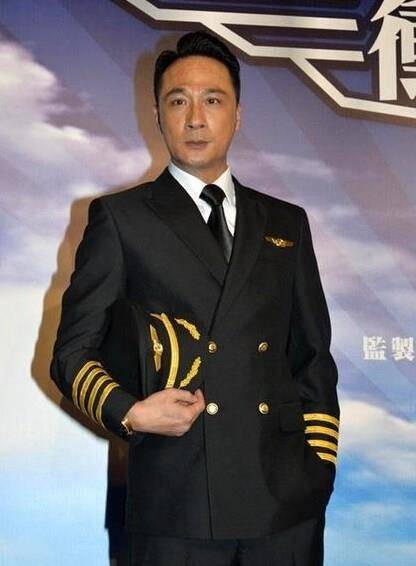 60岁老戏骨吴镇宇近况,头发花白皱纹横生,一句话得罪圈内好友_网友_穿