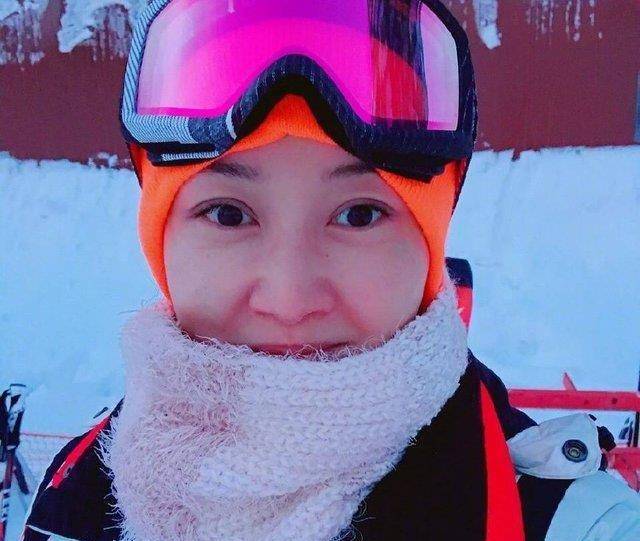 42岁的赵子琪晒素颜滑雪照,网友:厉害了,女神原来滑双板!