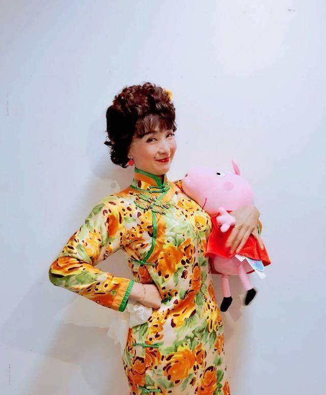 俺们都是社会人,瞅瞅陶虹这扮相,比佩奇都可爱_赤君_么有_旗袍