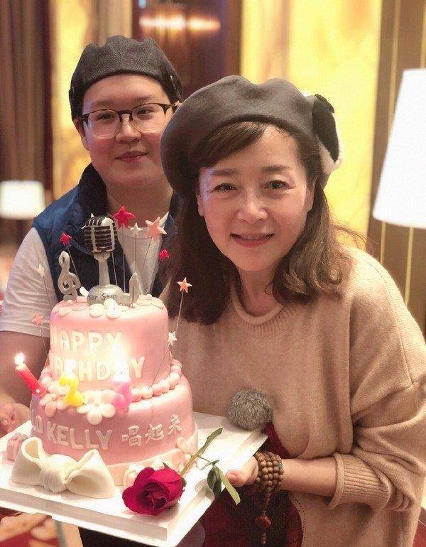 两人的婚姻并没有维持多久,两人分手后,仍是好友关系,恬妞的女儿对