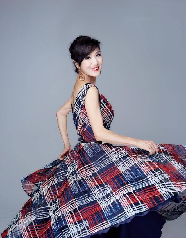 64岁赵雅芝和63米雪相差只有1岁,气质不分上下,但衣品相差甚远_造型