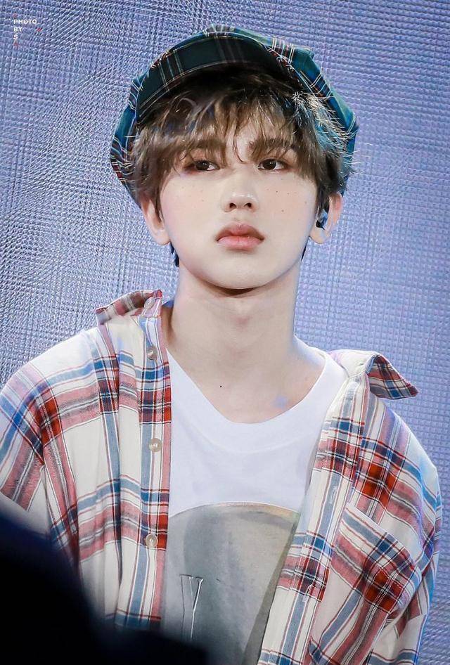 蔡徐坤发福了,尖下巴不见了?_质疑_网友_照片