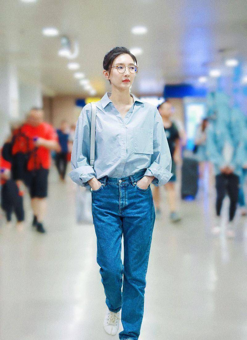 照片中的江疏影穿一袭粉色纱裙,随意的扎一个低马尾,走甜美知性风