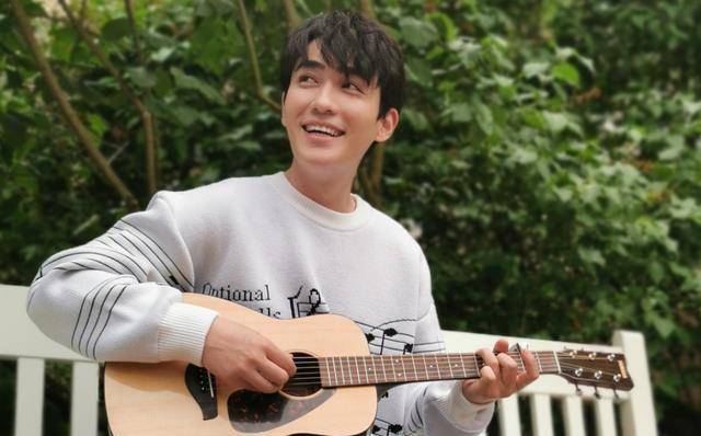 班主任崔新琴曾经分享过朱一龙的第一个作业"观察生活练习","朱一龙就