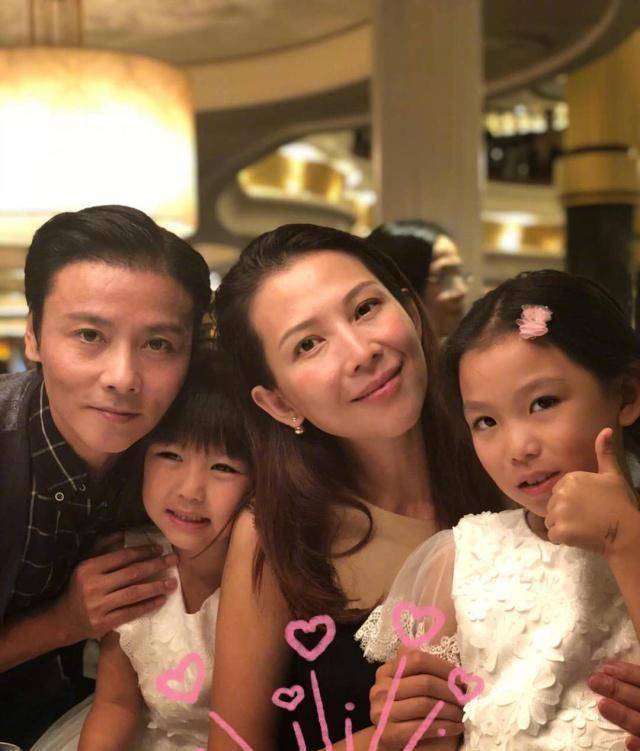 蔡少芬为女儿庆生,晒全家福合影,人到中年依然皮肤紧致容颜不老_张晋