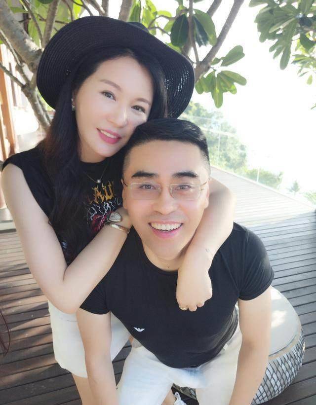 陈冰妈妈50岁近照太年轻,身价30亿丈夫专情,好命女人太幸福_保养_时候