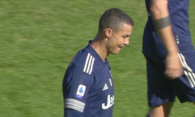 随即,在夸德拉多摆脱横敲门前时,c罗突然回撤反越位成功,c罗伸脚垫射