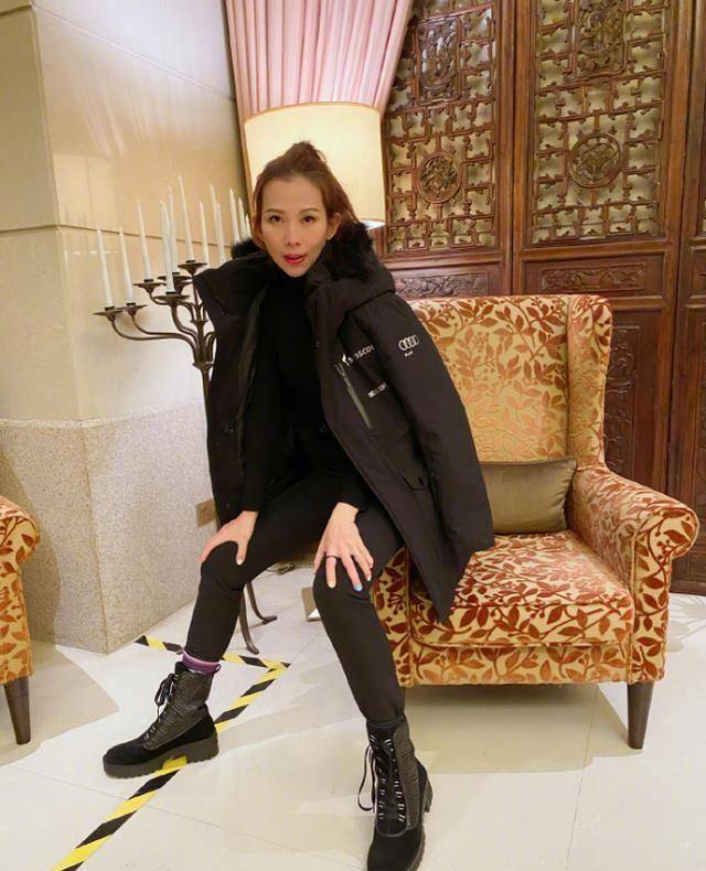 蔡少芬发文晒日常,直言满意目前状态,蚂蚁腰筷子腿格外上镜_黑色_保养