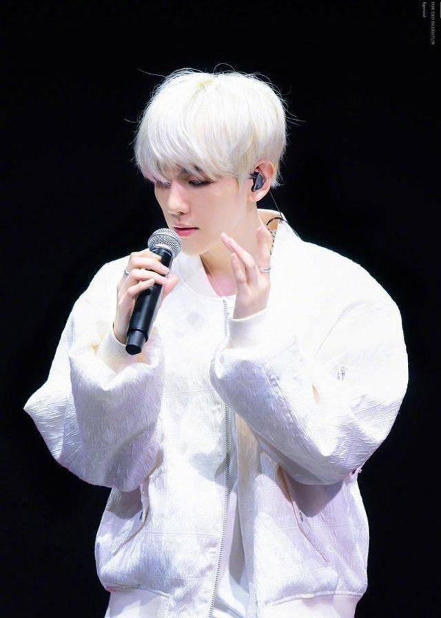 exo边伯贤染白发晒自拍,帽子遮不住帅气,灿白cp粉喊朴灿烈跟上_网络