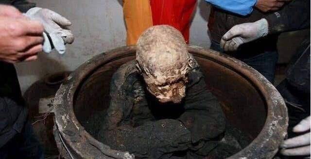 江西孝子遵遗愿将父亲"缸葬",坐缸千日成肉身佛,做法引争议_相关_大缸