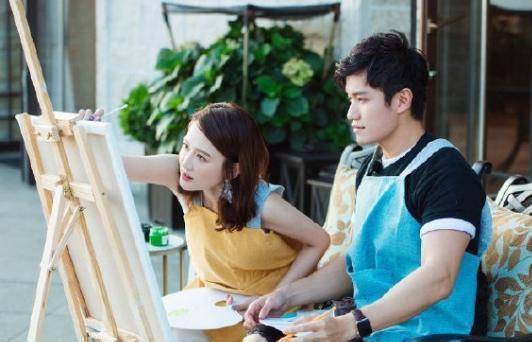 艾伦专门从马来西亚买机票提前到达陈乔恩的工作室,还为她买了个蛋糕