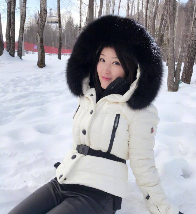 48岁杨钰莹雪地玩耍,头戴可爱发箍,冲镜头嘟嘴卖萌似少女_女生_模样
