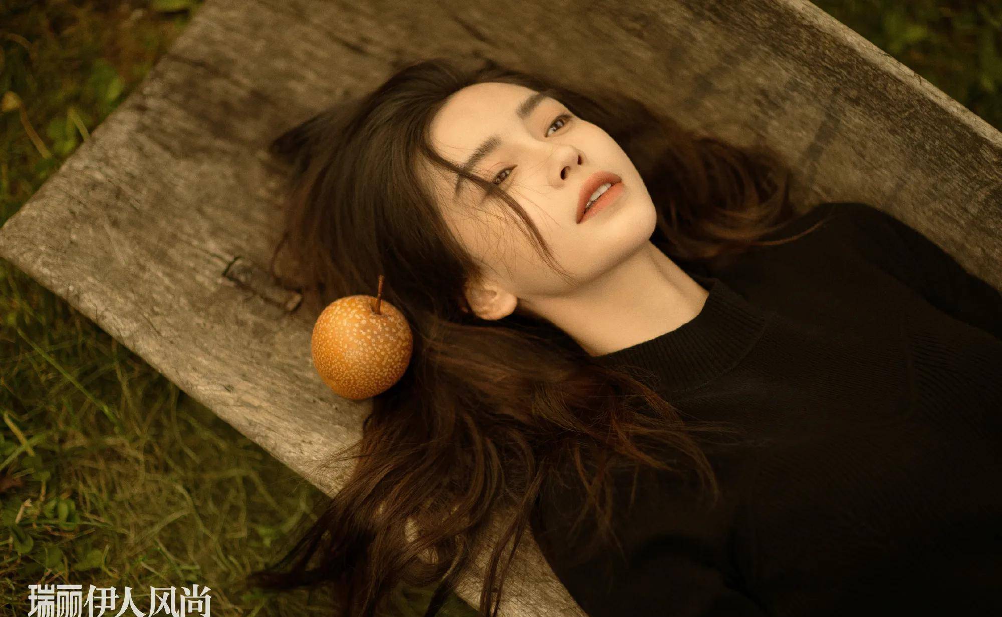 baby也是非常用心做着各种摆拍,还是没有红毯上的angelababy惊艳绝伦