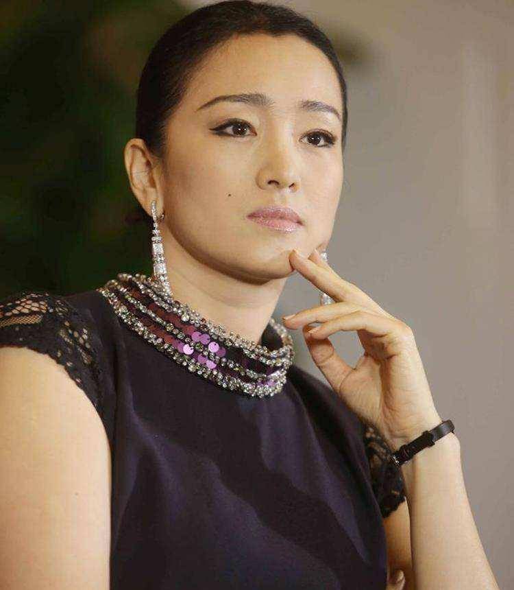 55岁巩俐和72岁老公逛街,网友:怎么看起来比老公还老!_照片_演技_气质