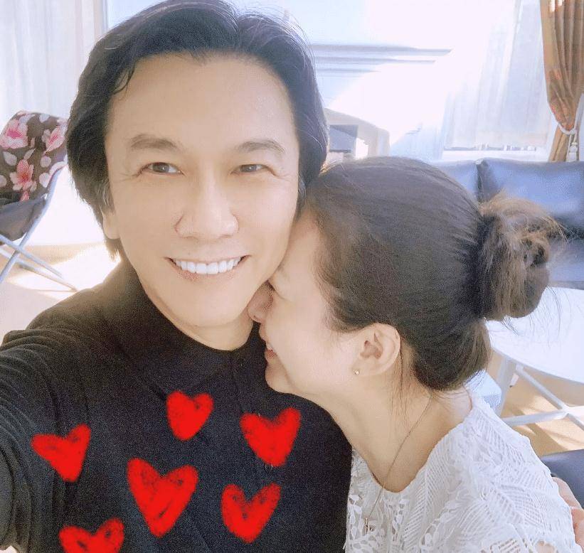 在丈夫怀里的赵庭看起来则多了几分少女心,温兆伦身穿一件黑色上衣,留