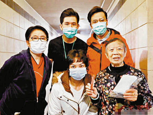 谢子峰近况曝光,转行成警署总督察,穿着帅气西装现身,引热议_郑柏林