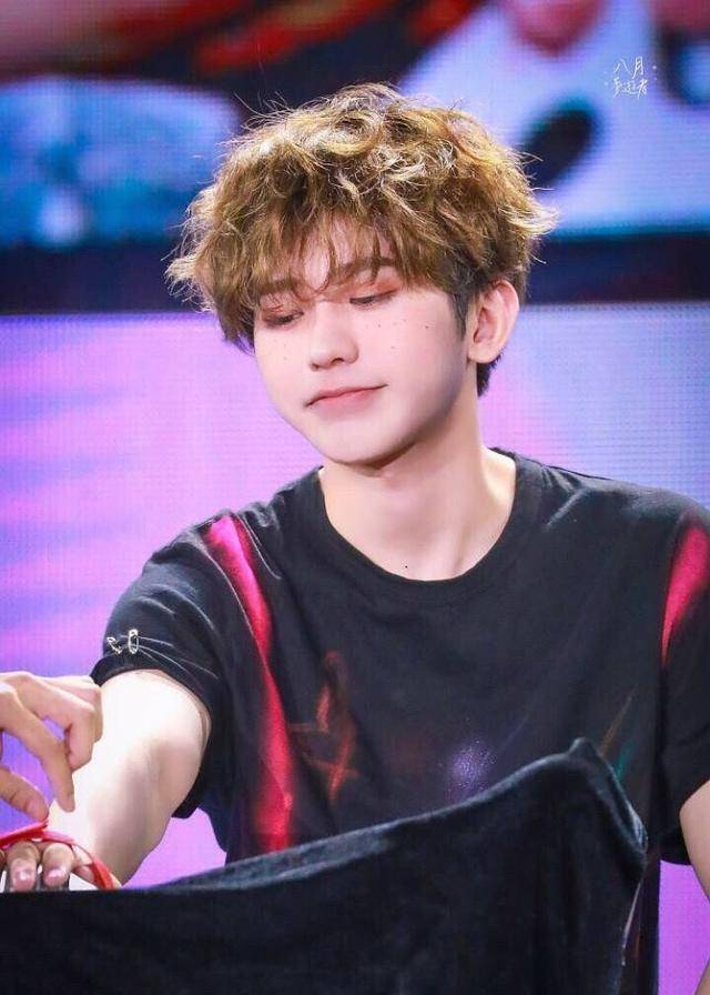 蔡徐坤发福了,尖下巴不见了?_质疑_网友_照片