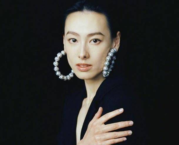 穿上黑裙迷人,面对往事直言"刺心",30岁的她活出了一个境界_梁洛施