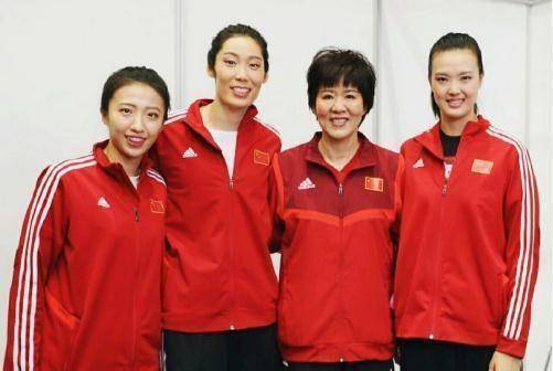 郎平率三大弟子参加节目,主持人叫不出张常宁丁霞的名字_朱婷_球迷