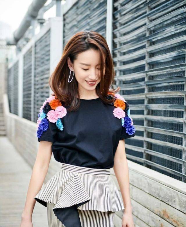 董洁身着t恤 百褶裙现身机场,38岁嫩回18岁,网友:真年轻啊_女神_裙子