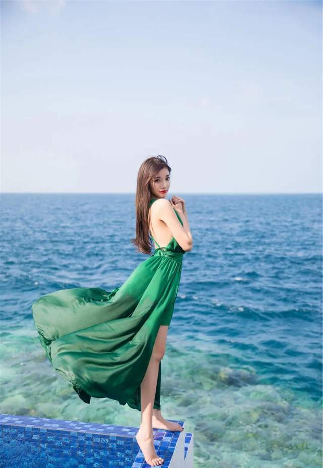 杨晨晨穿搭大公开:绿色连衣裙,夏日必备!