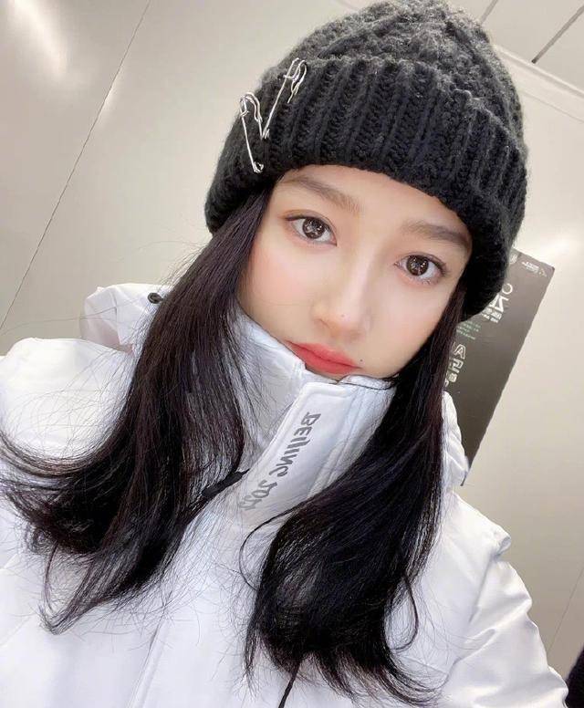 关晓彤军大衣裹羽绒服,这大概是对今年冬天最大的尊重吧_漂亮_身材