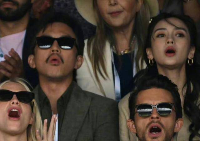 邓超和angelababy国外秀场同框,被赞像叔侄,抓拍镜头好有氛围感_杨颖