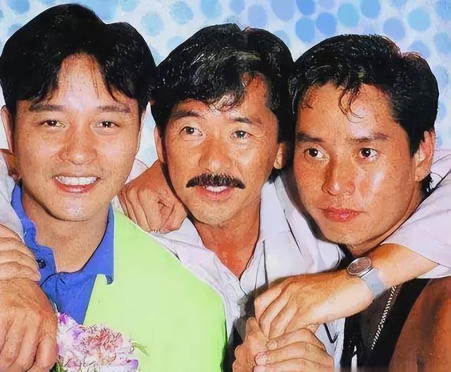 不仅张国荣和谭咏麟有竞争,就连当时的歌手陈百强,梅艳芳,徐小凤,张